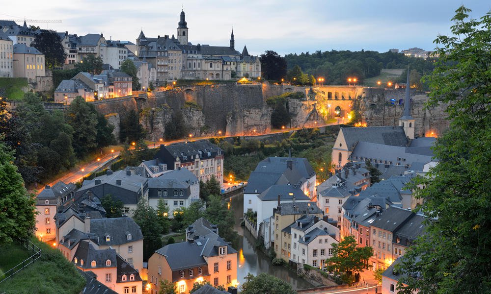luxemburg stadt bei nacht alamystockphoto kasia nowak 4304656